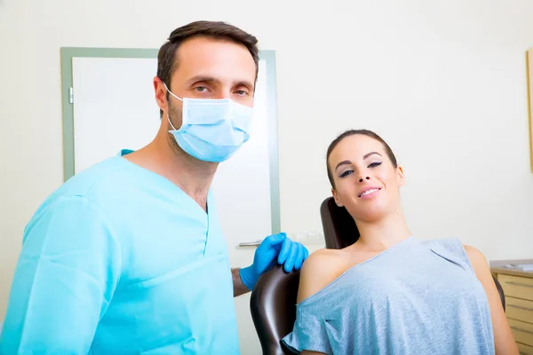 歯医者で若い女性 — ストック写真